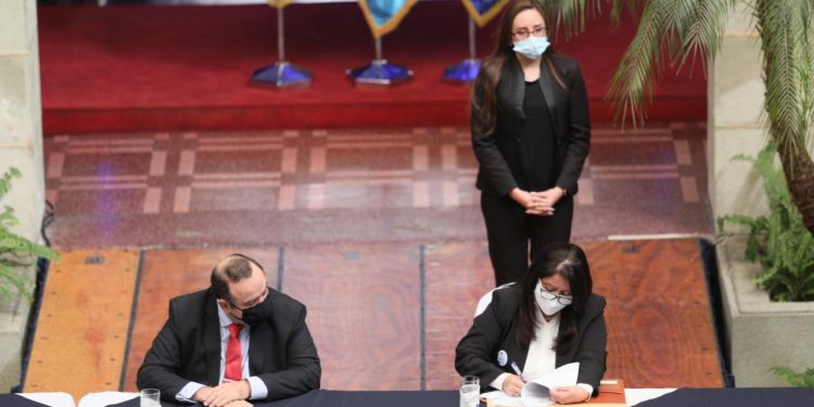 Gobierno crea programa Acompáñame a Crecer para atender a niños de 0 a 4 años