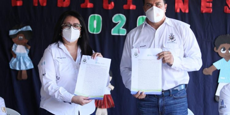 Mineduc y municipalidad de Puerto Barrios firman convenio para el remozamiento de edificios escolares