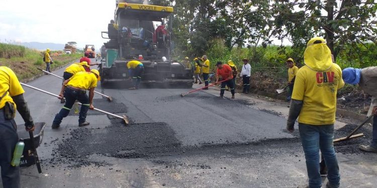 Vecinos de Escuintla se benefician con reposición de carretera