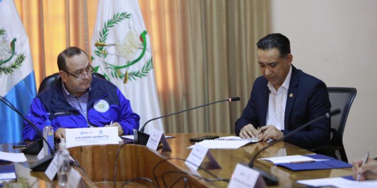 Presidente Alejandro Giammattei visita el MARN y se reúne con el ministro Mario Rojas y su equipo