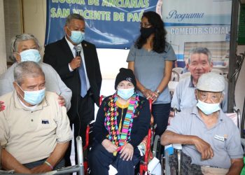 Llevan alimentos para adultos mayores vulnerables