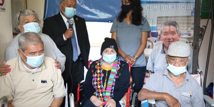 Llevan alimentos para adultos mayores vulnerables