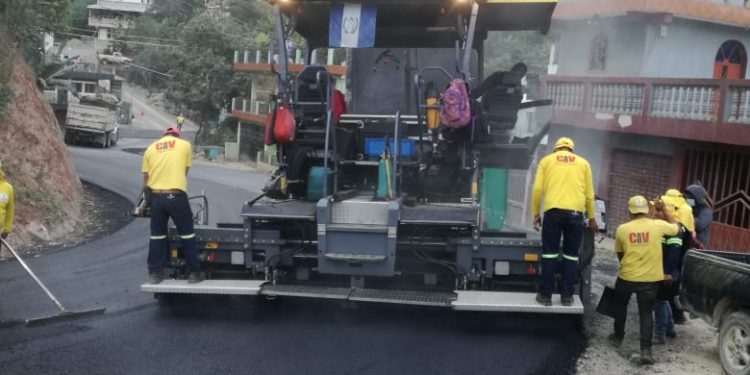 Caminos construye tramo carretero entre San Marcos y Guativil