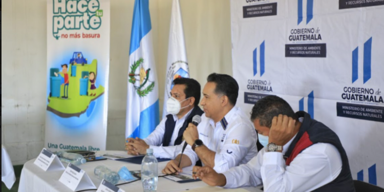 Ministro de Ambiente se reúne con alcaldes de Jutiapa en busca de soluciones para el tratamiento de los desechos