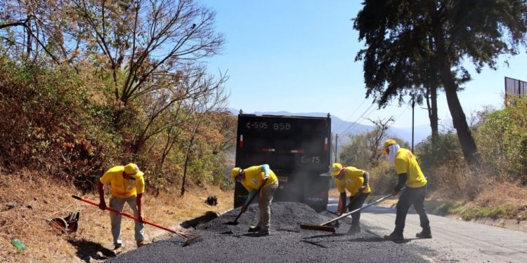 El CIV continúa Plan Nacional de Bacheo en más de 10 tramos de Sacatepéquez
