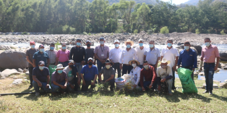 Jornada de limpieza protege cuenca del río Motagua en Quiché