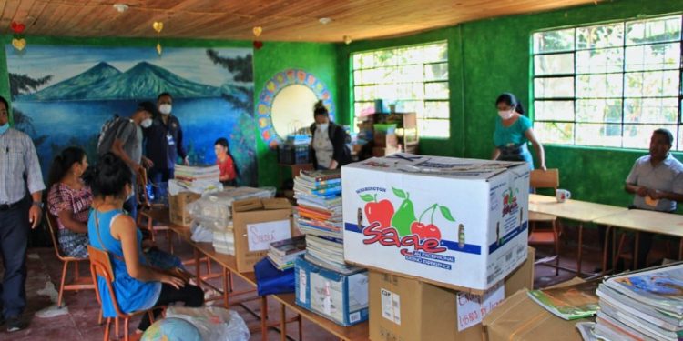 El programa de Correos “Llenemos de libros Guate”, llega a Sololá