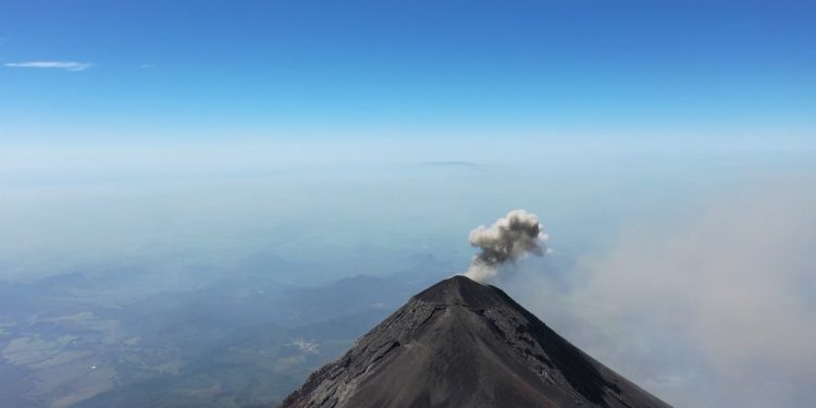 INSIVUMEH da recomendaciones por caída de ceniza de los volcanes Pacaya y Fuego
