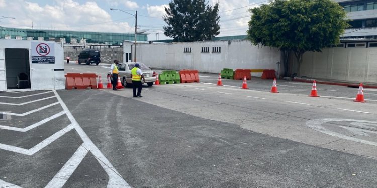 Señalizan entrada y salida del Aeropuerto La Aurora para agilizar la movilidad