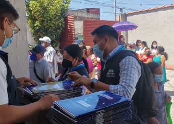 El CIV entrega escrituras públicas a 103 familias en la zona 18