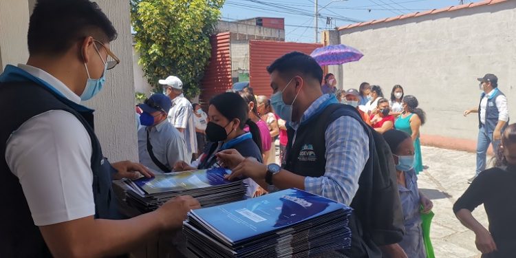 El CIV entrega escrituras públicas a 103 familias en la zona 18