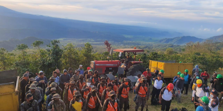 MARN apoya labores para sofocar incendio forestal en el Volcán Atitlán