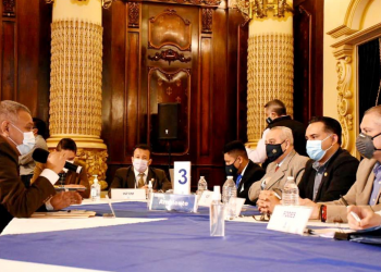 Ministro Mario Rojas lidera mesa técnica ambiental