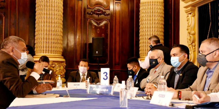 Ministro Mario Rojas lidera mesa técnica ambiental