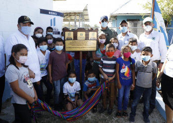 Presidente Alejandro Giammattei y ministros plantan una Ceiba en Petén