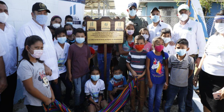 Presidente Alejandro Giammattei y ministros plantan una Ceiba en Petén