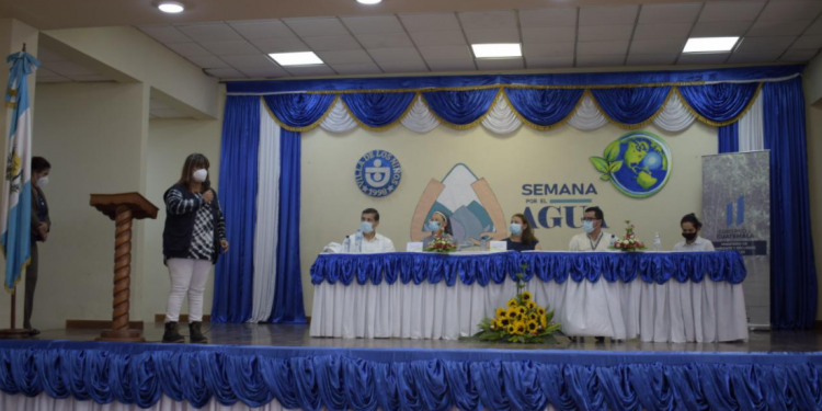 Estudiantes aprenden sobre el uso sostenible de los recursos hídricos