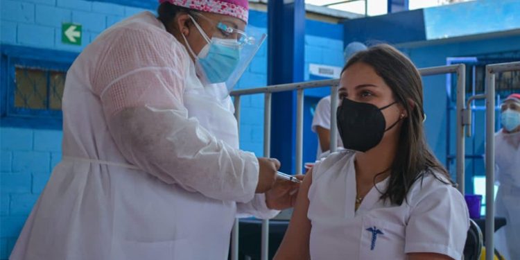 Puestos de vacunación funcionarán con normalidad en ciudad de Guatemala durante Semana Santa