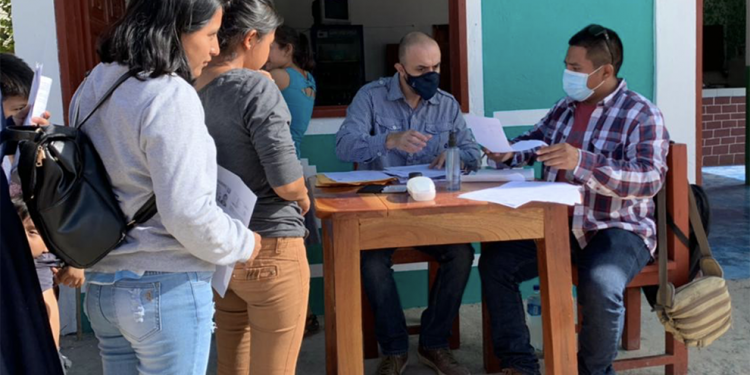 Ayuda alimentaria llega a familias en Petén