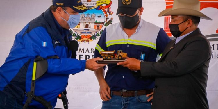 Inician los trabajos de mejoramiento de camino rural de 31 kilómetros en Chimaltenango