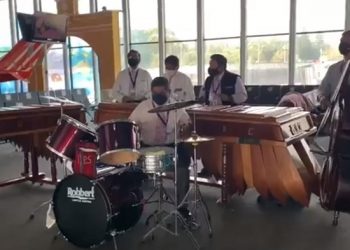 Aeropuerto La Aurora recibe y despide a viajeros con las notas de la marimba