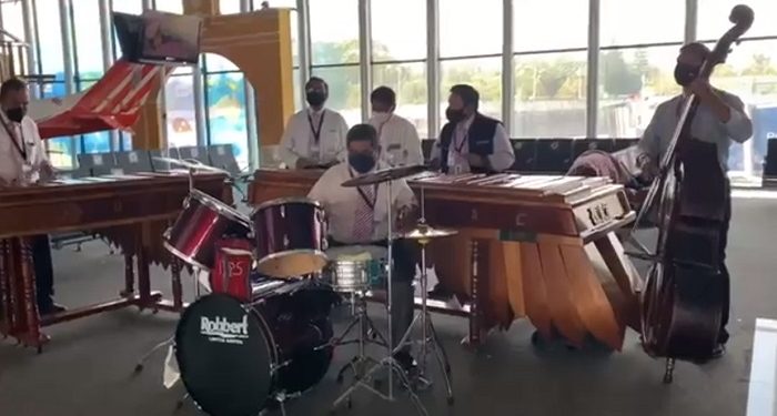 Aeropuerto La Aurora recibe y despide a viajeros con las notas de la marimba