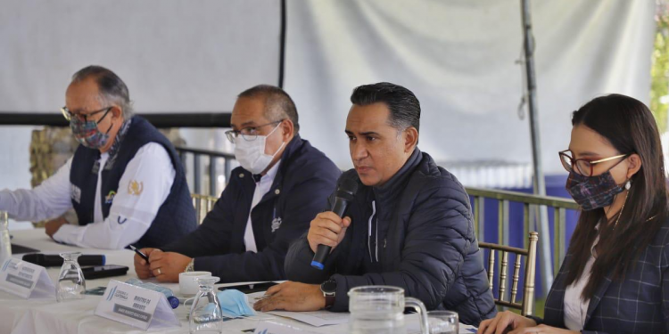 Ministro Mario Rojas y alcaldes de Sololá acuerdan acciones por el Lago de Atitlán