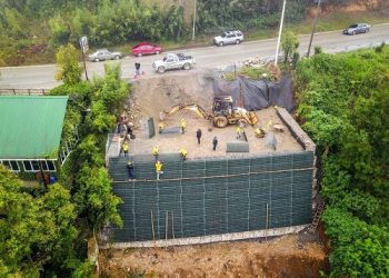 Construyen muro en vía alterna hacia el municipio de San Pedro Carchá en Cobán
