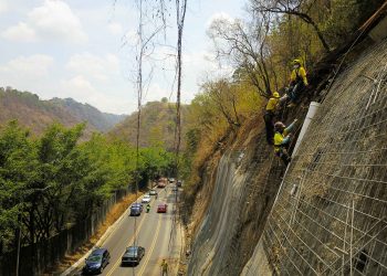 Construcción de muro protege talud, en ruta de Boca del Monte hacia Avenida Hincapié