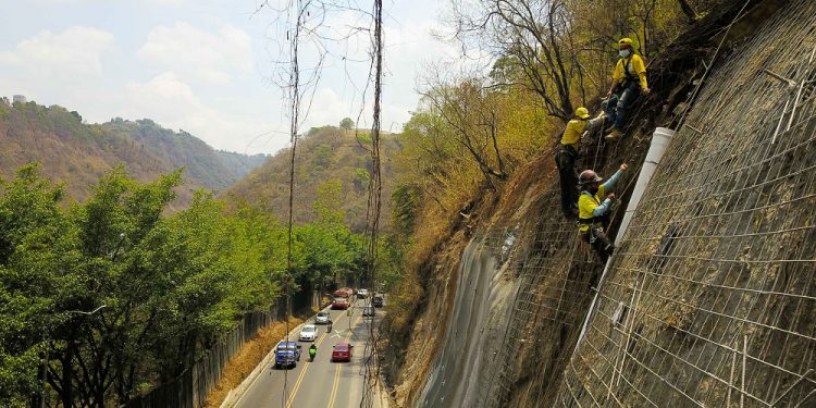 Construcción de muro protege talud, en ruta de Boca del Monte hacia Avenida Hincapié