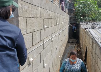 Construyen muros de contención en viviendas de Villa Lobos