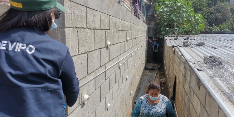 Construyen muros de contención en viviendas de Villa Lobos