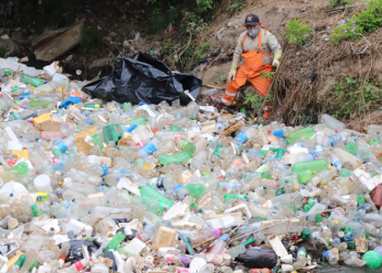Autoridades municipales limpian acumulación de desechos en el río Xequijel