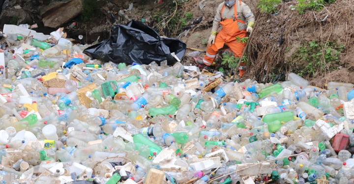 Autoridades municipales limpian acumulación de desechos en el río Xequijel