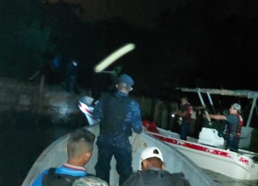 Brigada de Infantería de Marina rescata a 14 tripulantes de embarcación que quedó a la deriva en el lago Izabal