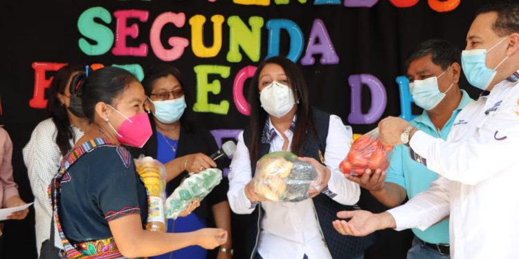 Ministra de Educación realiza gira de trabajo en Chimaltenango