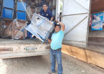 Entregan mobiliario escolar en Alta Verapaz