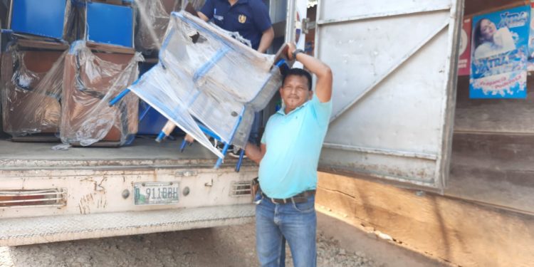 Entregan mobiliario escolar en Alta Verapaz