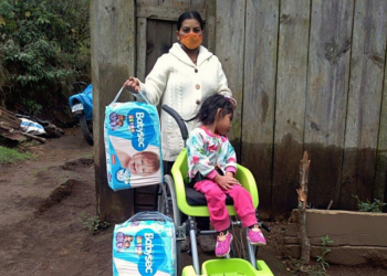 Guatemaltecos en extrema pobreza reciben sillas de ruedas y pañales