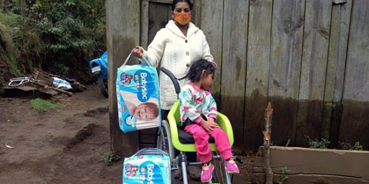 Guatemaltecos en extrema pobreza reciben sillas de ruedas y pañales