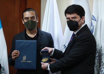 Jayro Bustamante comparte su experiencia  con el gremio cinematográfico del país