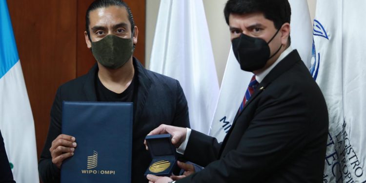 Jayro Bustamante comparte su experiencia  con el gremio cinematográfico del país