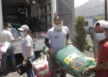 Entregan alimentos para mascotas y animales de trabajo cercanos al volcán de Pacaya