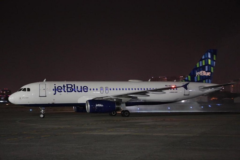 Aterriza en el país el primer vuelo de la aerolínea JetBlue, de Nueva