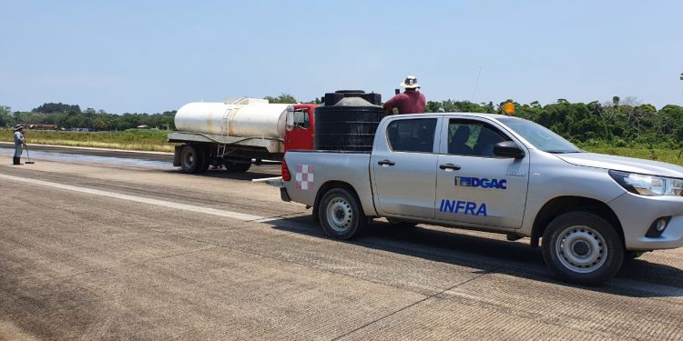Trabajos de limpieza en Aeropuerto de Puerto Barrios, Izabal, brindan seguridad