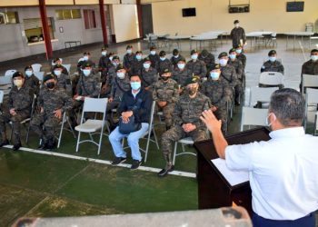 Soldados de la Brigada de Operaciones para Montaña reciben capacitación sobre electricidad domiciliar