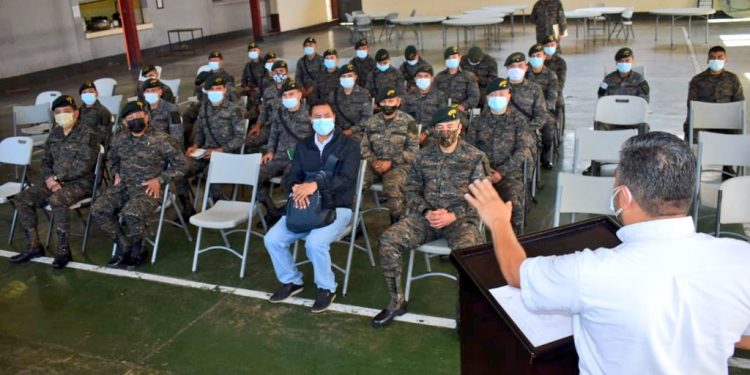 Soldados de la Brigada de Operaciones para Montaña reciben capacitación sobre electricidad domiciliar