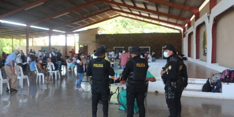 PNC brinda seguridad en centros de vacunación contra el COVID-19