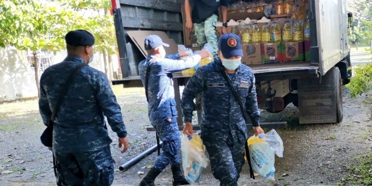 Ejército de Guatemala apoya entrega de víveres en el interior de la República.