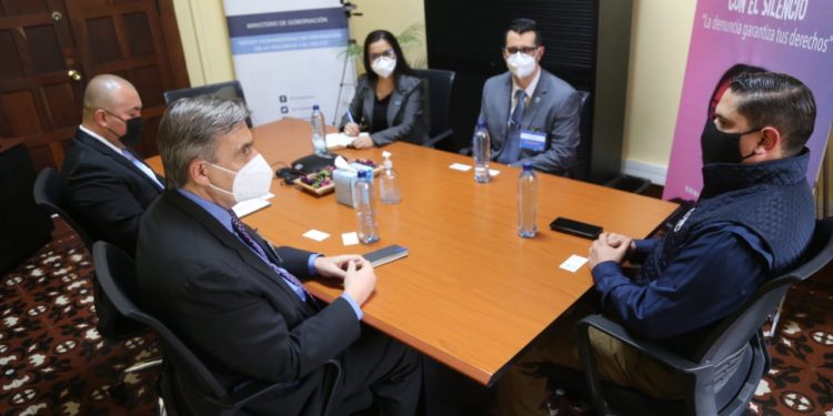 Tercer Viceministro se reúne con representantes de IJM para desarrollar estrategias en materia de violencia contra la mujer